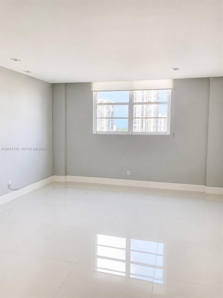 19390 Collins Ave 907 photo 7