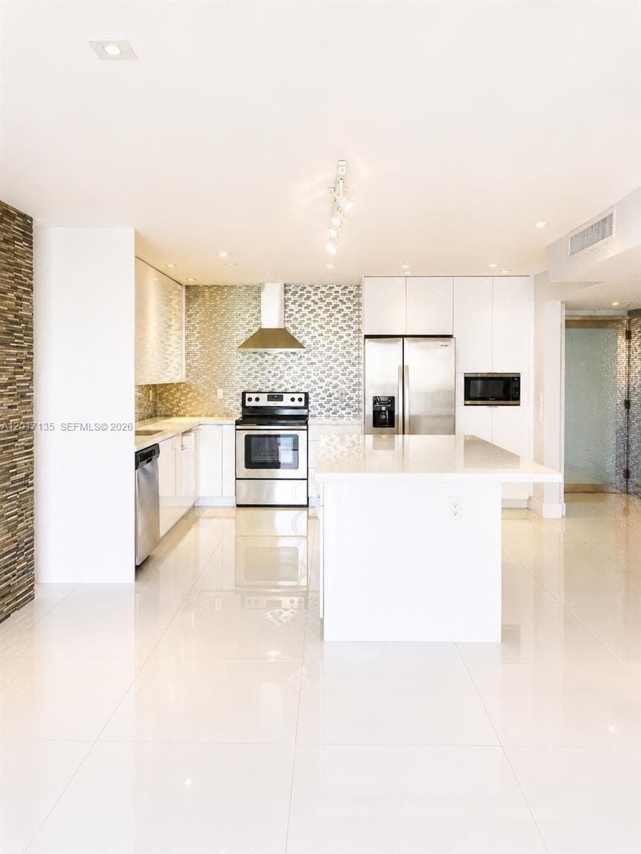 19390 Collins Ave 907 photo 3