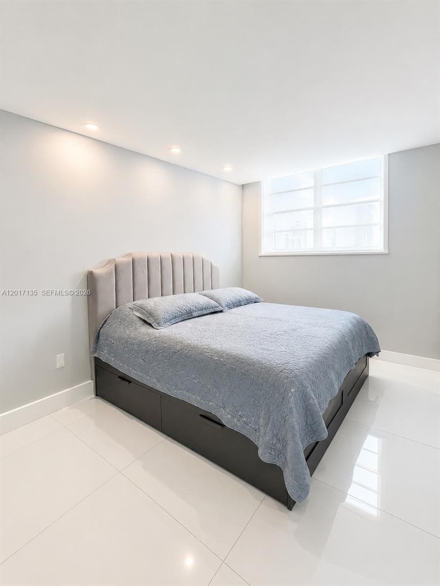 19390 Collins Ave 907 photo 5