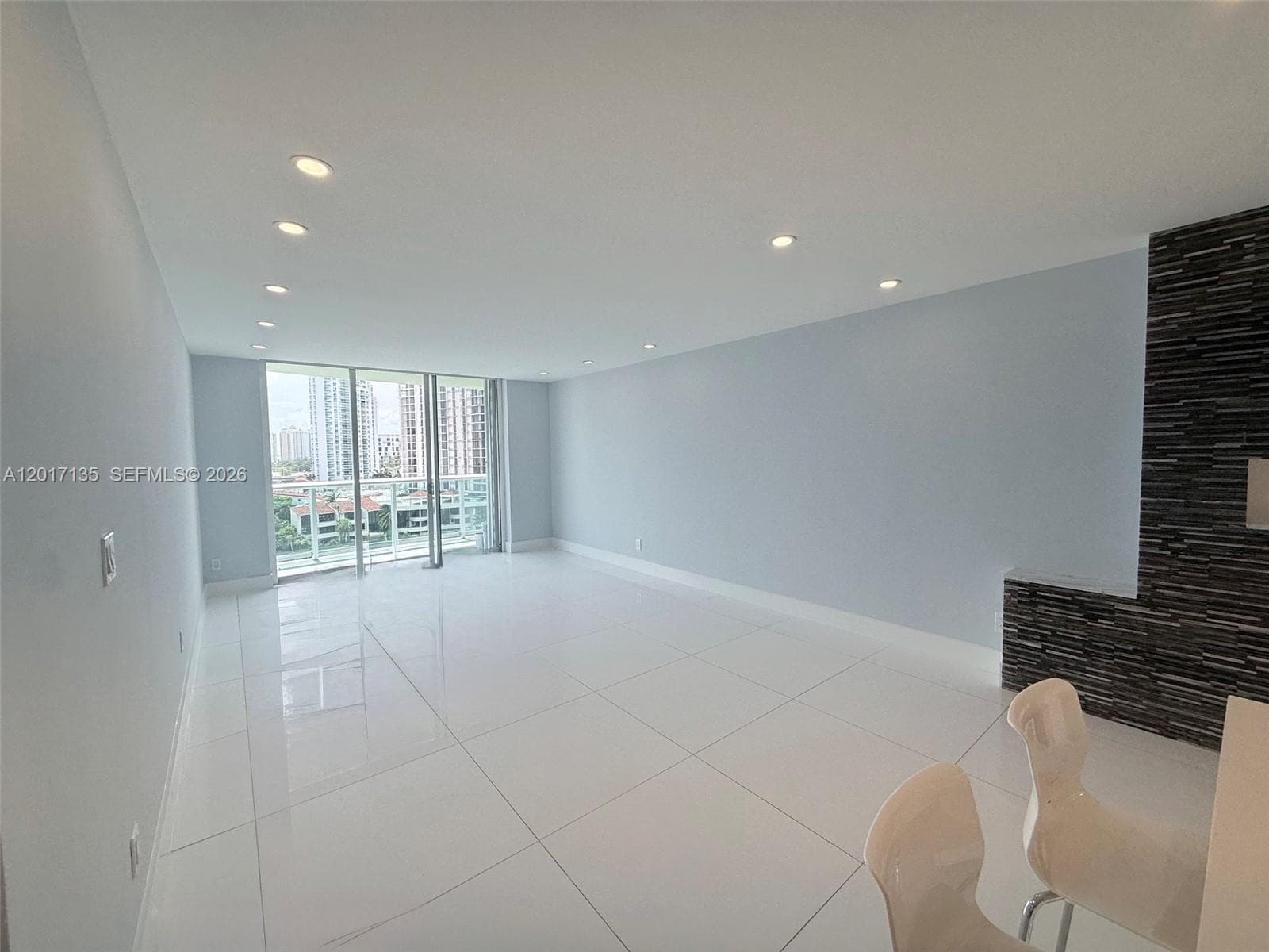 19390 Collins Ave 907 photo 4
