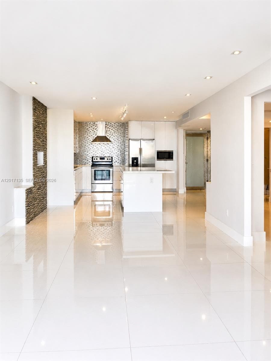 19390 Collins Ave 907 photo 4