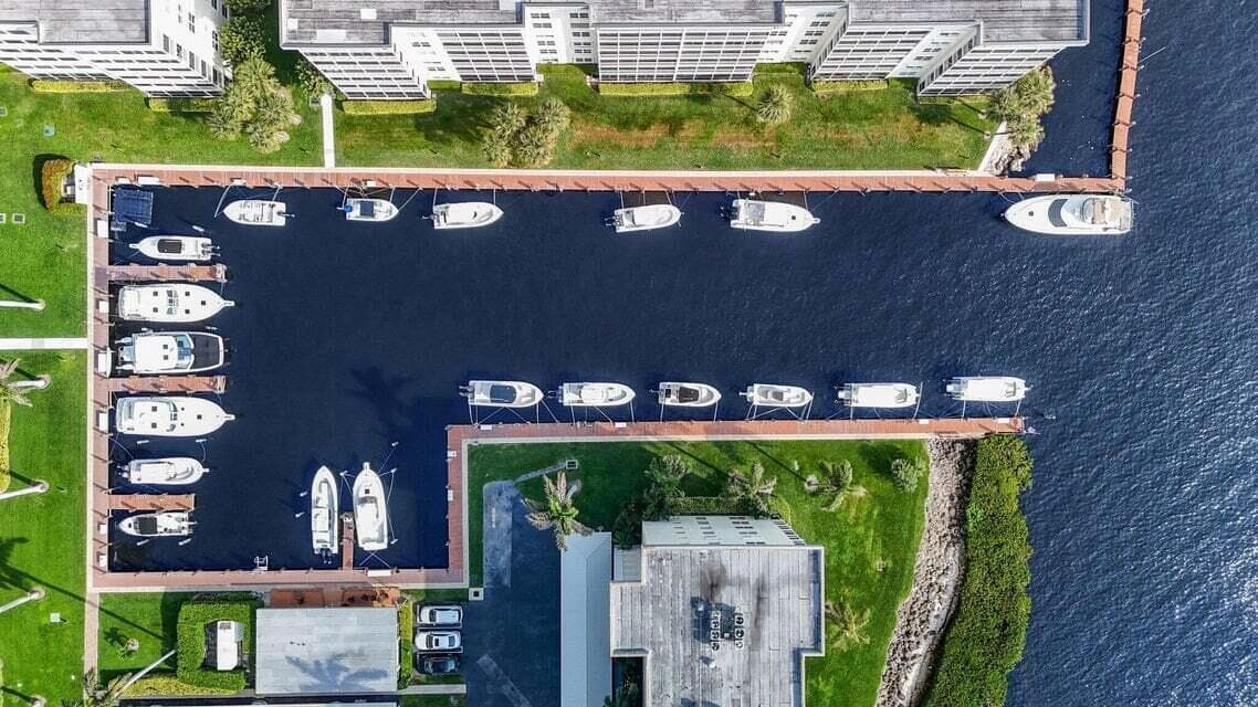1 Harbourside Drive 4205 photo 3
