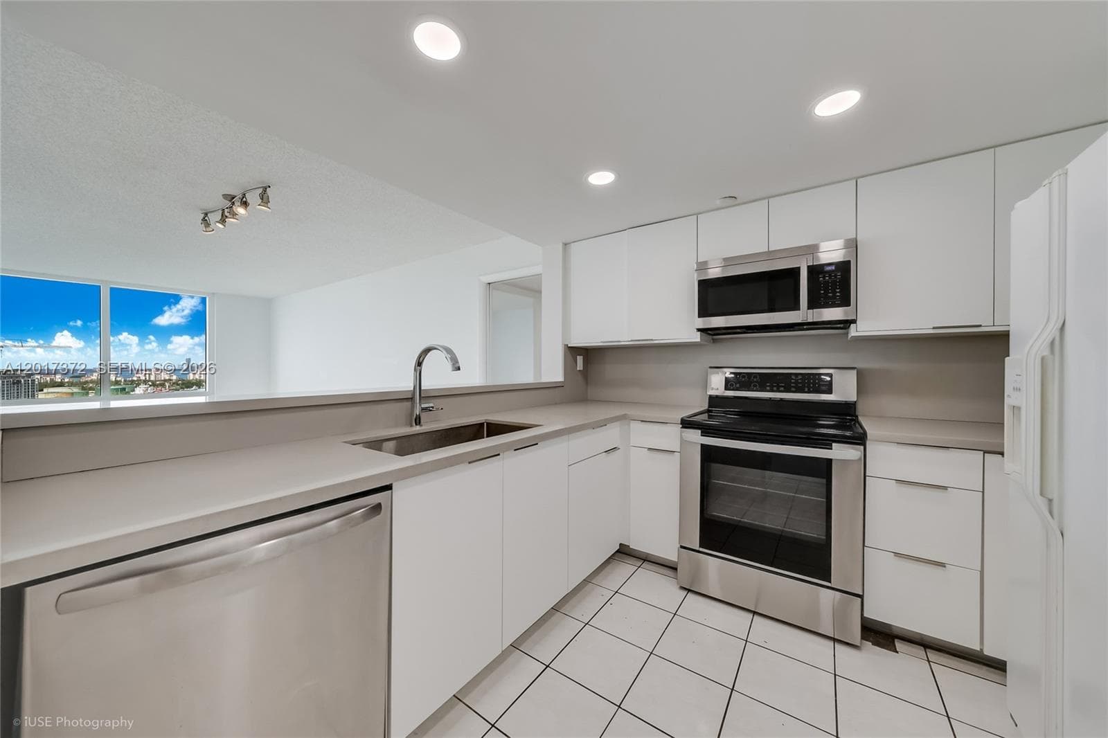 400 Pointe Dr 1801 photo 9