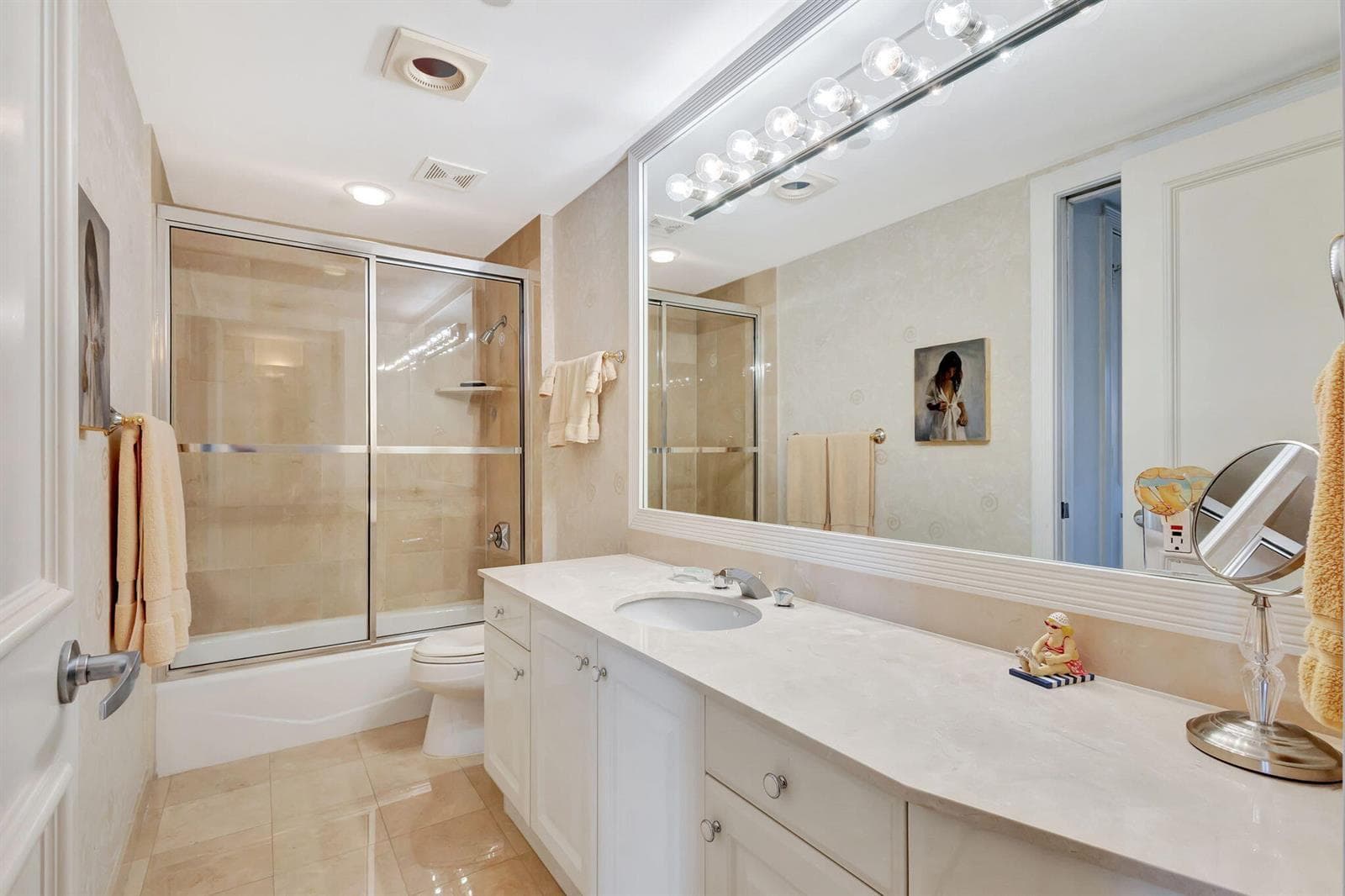 800 Ocean Drive 404 photo 23