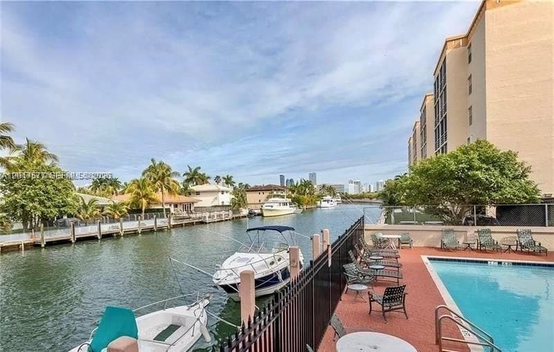 2903 Miami Beach Blvd 906 photo 1