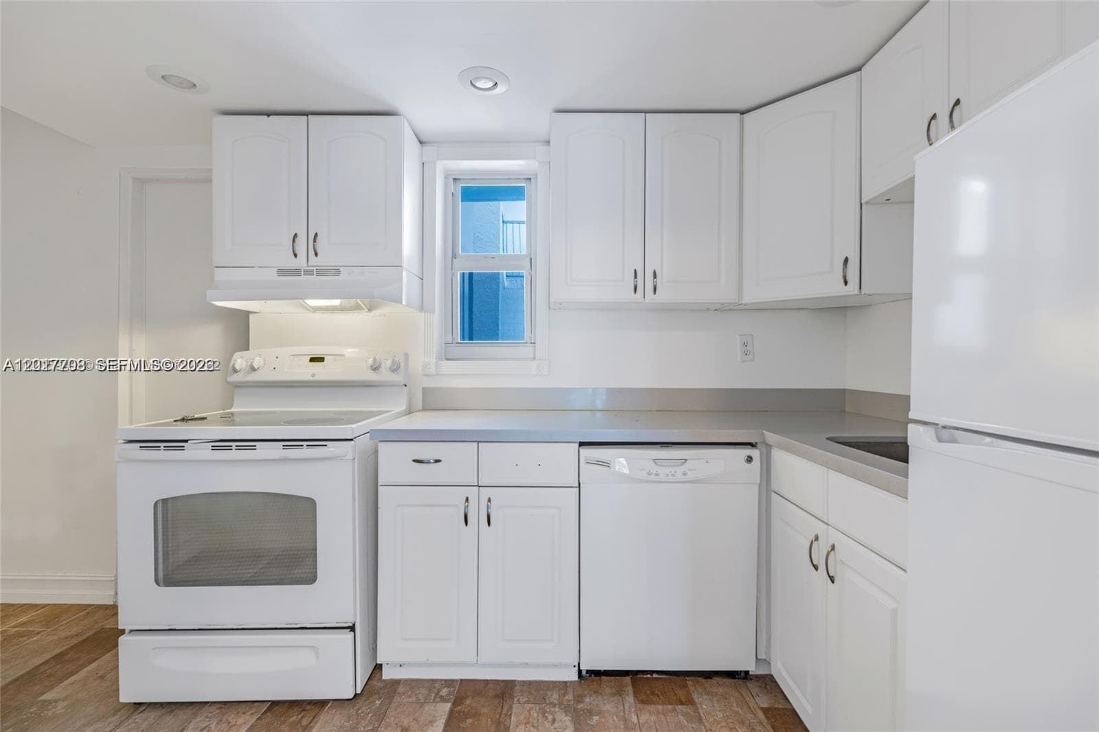 1674 Bay Rd 302 photo 9