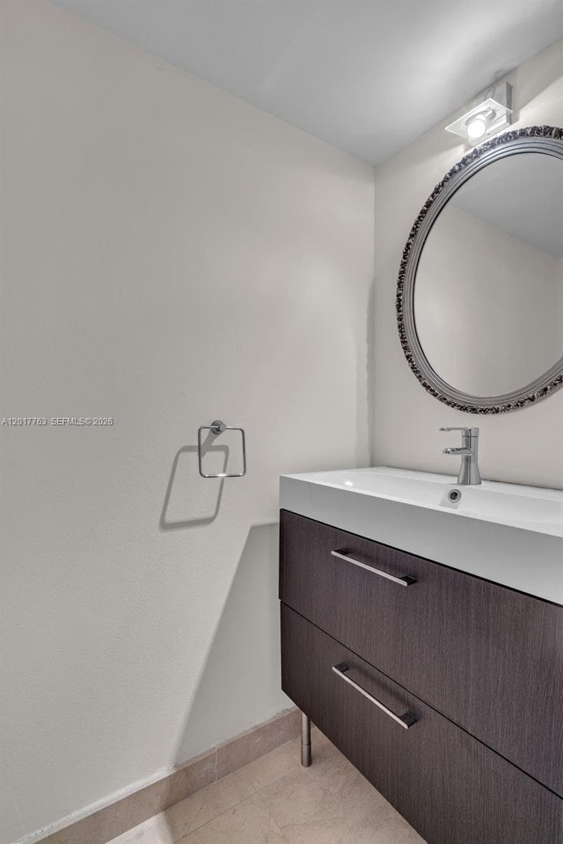 800 Parkview Dr 906 photo 18