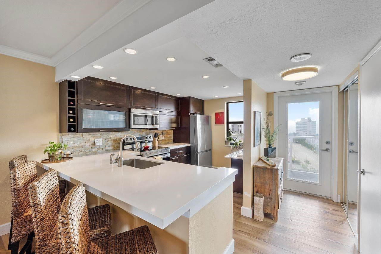 1401 N Riverside Drive 1102 photo 2