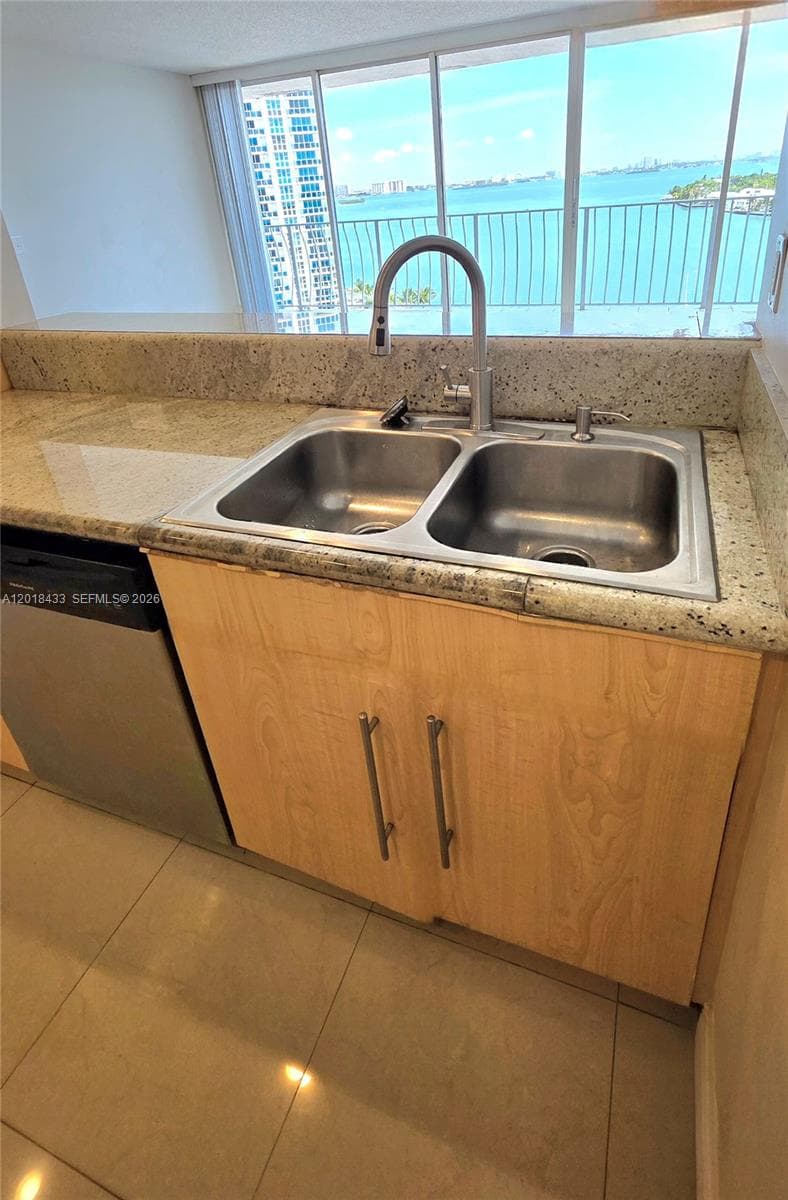 7601 Treasure Dr 1516 photo 22