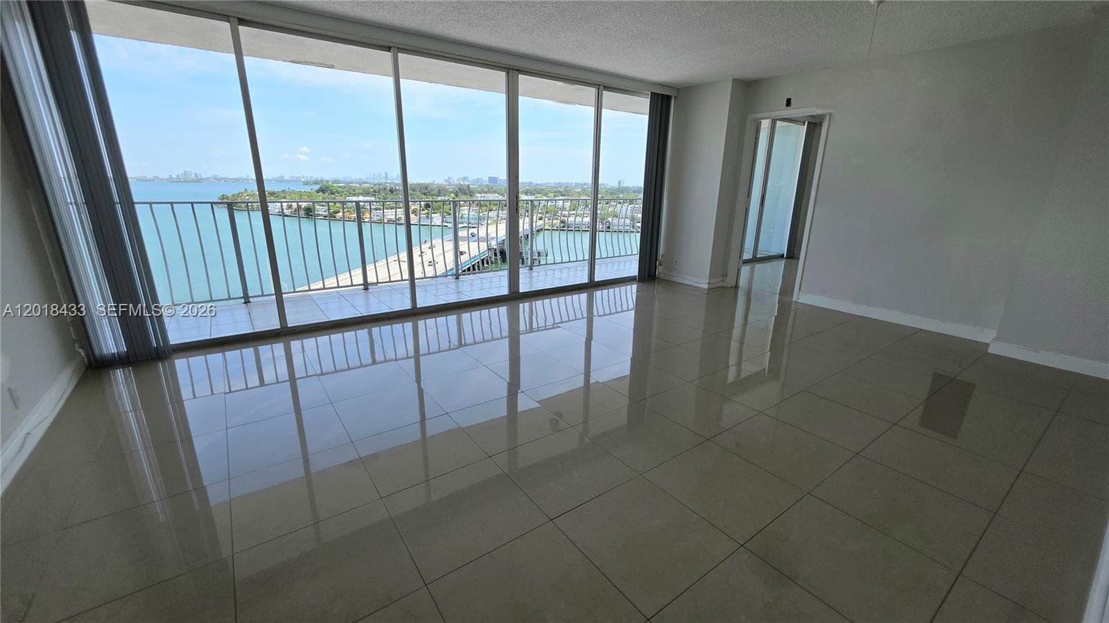 7601 Treasure Dr 1516 photo 3
