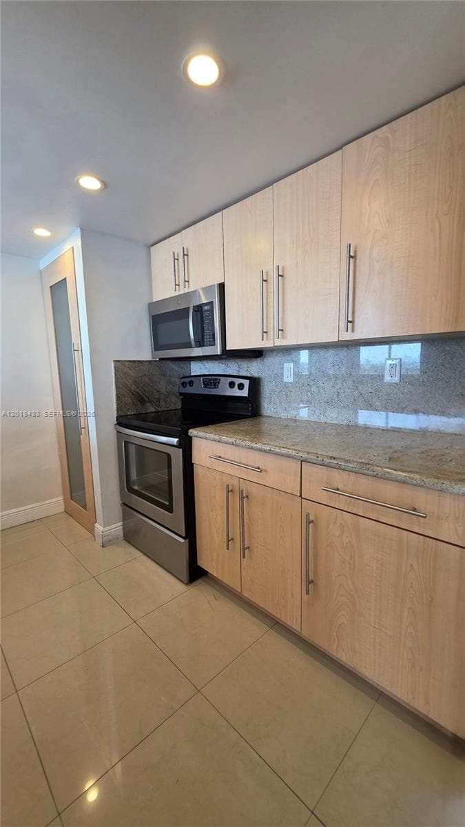 7601 Treasure Dr 1516 photo 19