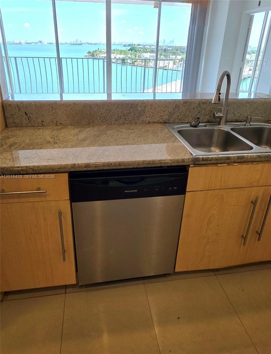 7601 Treasure Dr 1516 photo 21