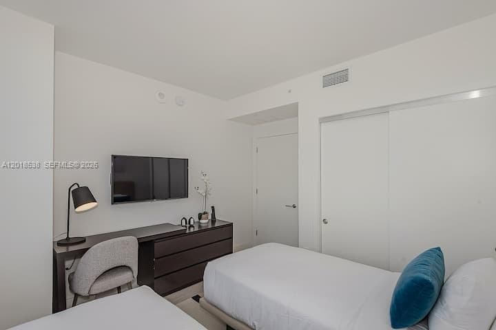 4010 Ocean Dr R2708 photo 19