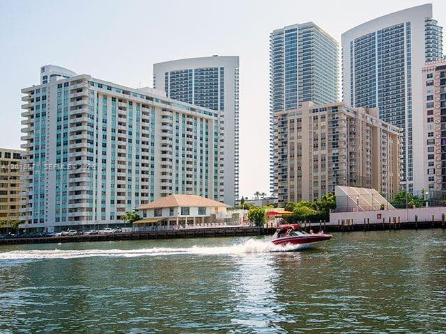 1833 Ocean Dr 805 photo 1