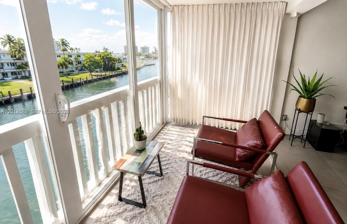 440 Paradise Isle Blvd 402 photo 2