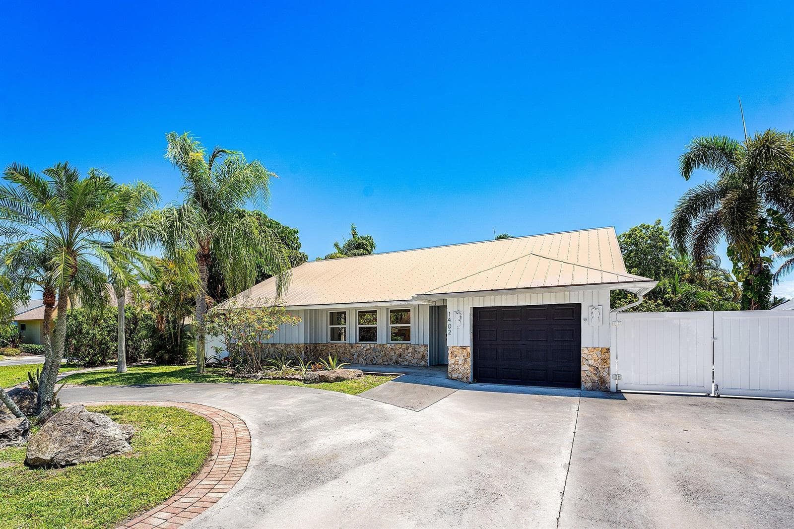 1402 Cormorant Road photo 2
