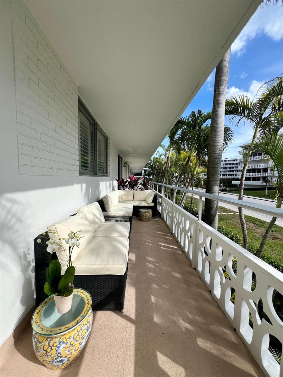 139 Sunrise Avenue 204 photo 2