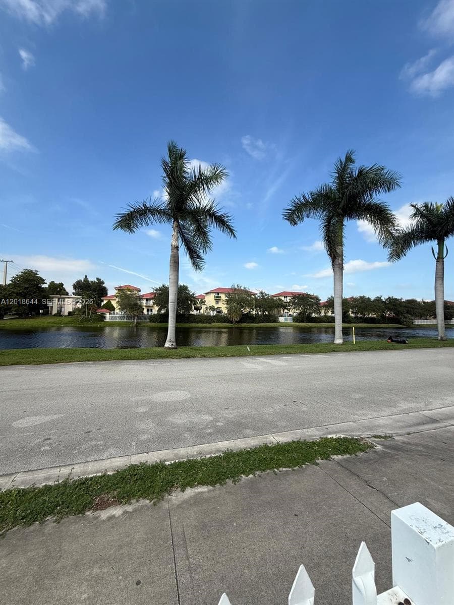 2025 164th St 818 photo 2