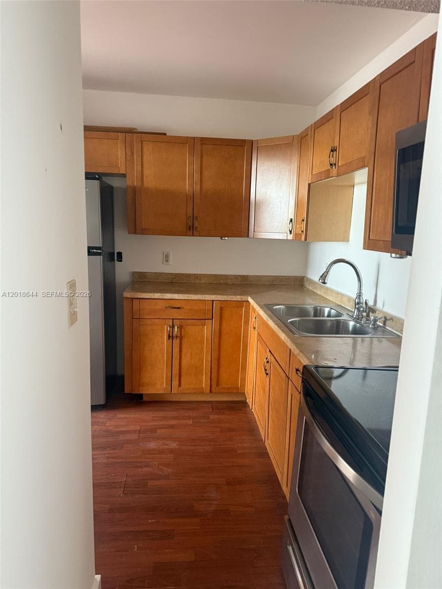 2025 164th St 818 photo 6