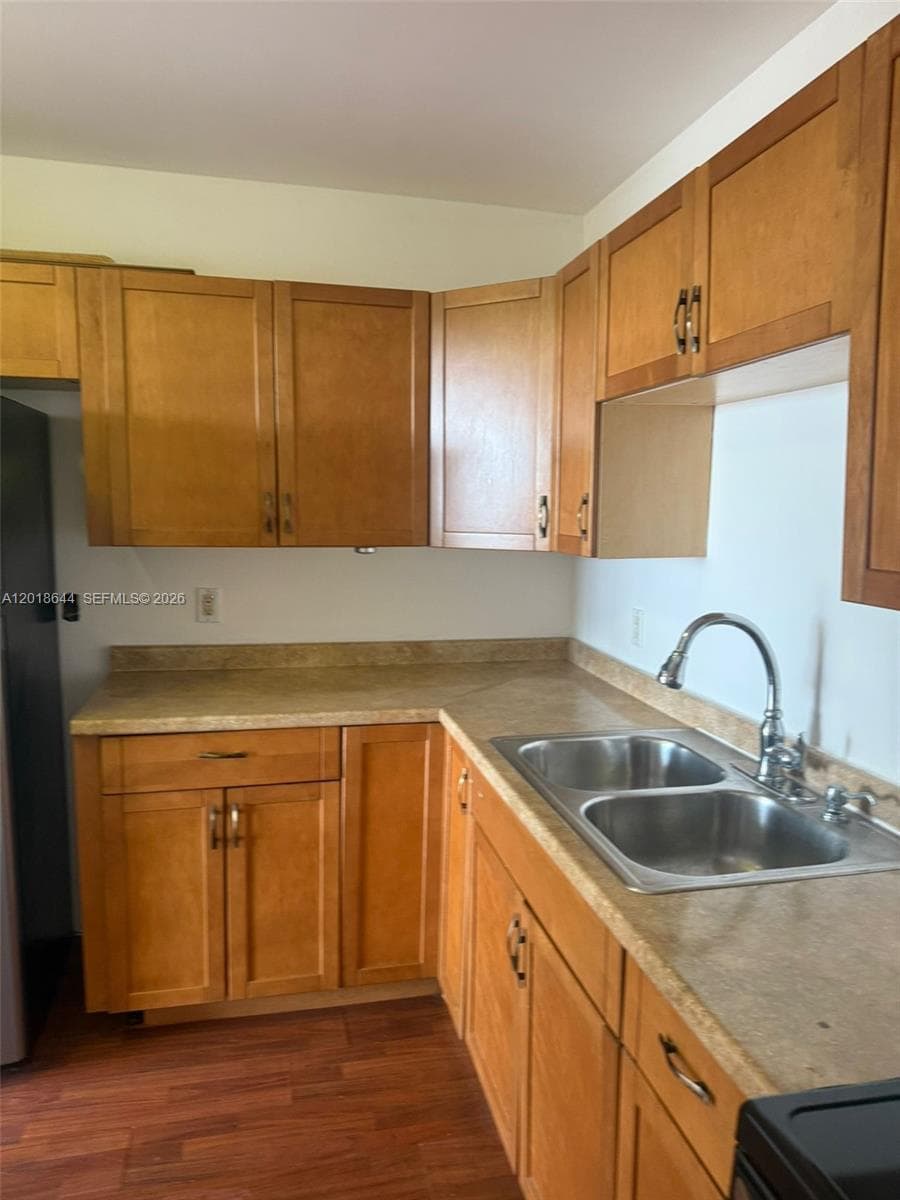 2025 164th St 818 photo 16