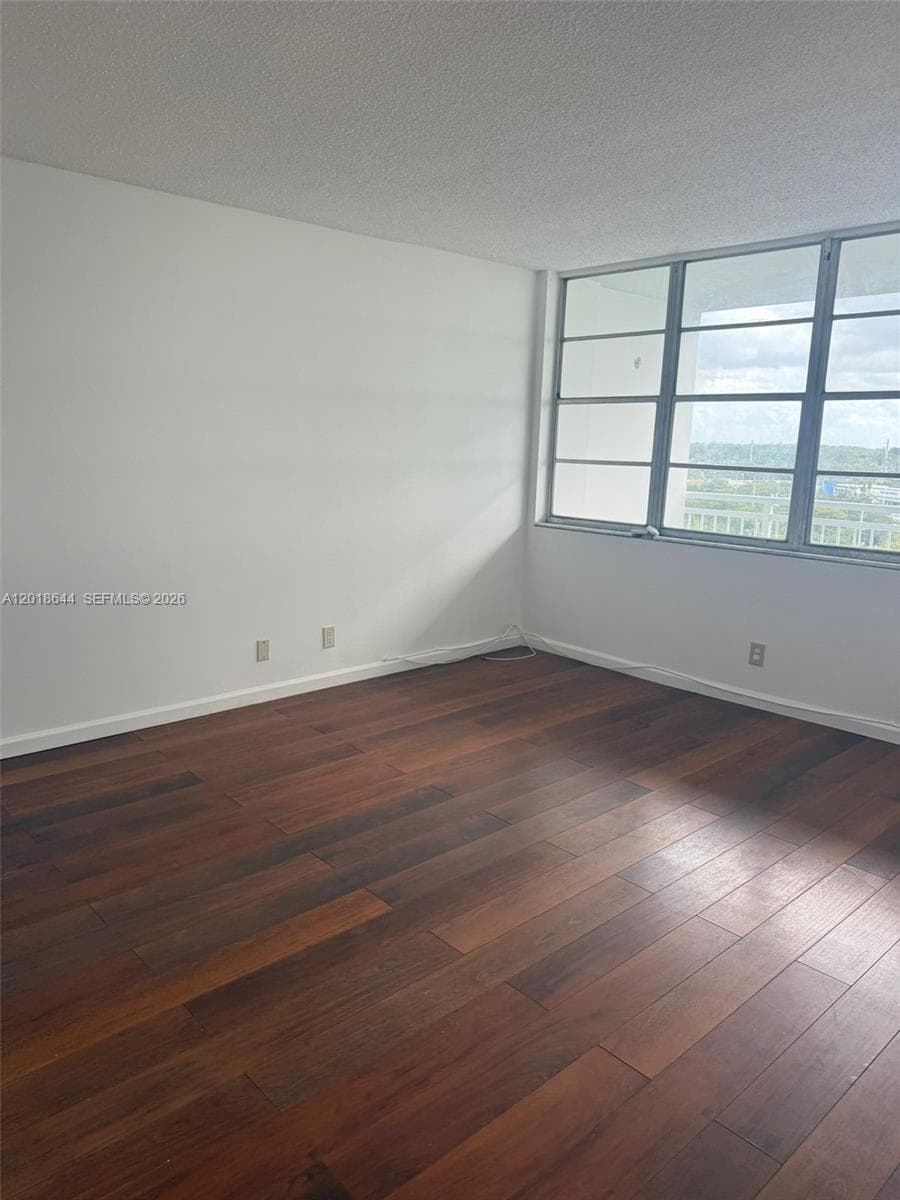 2025 164th St 818 photo 5