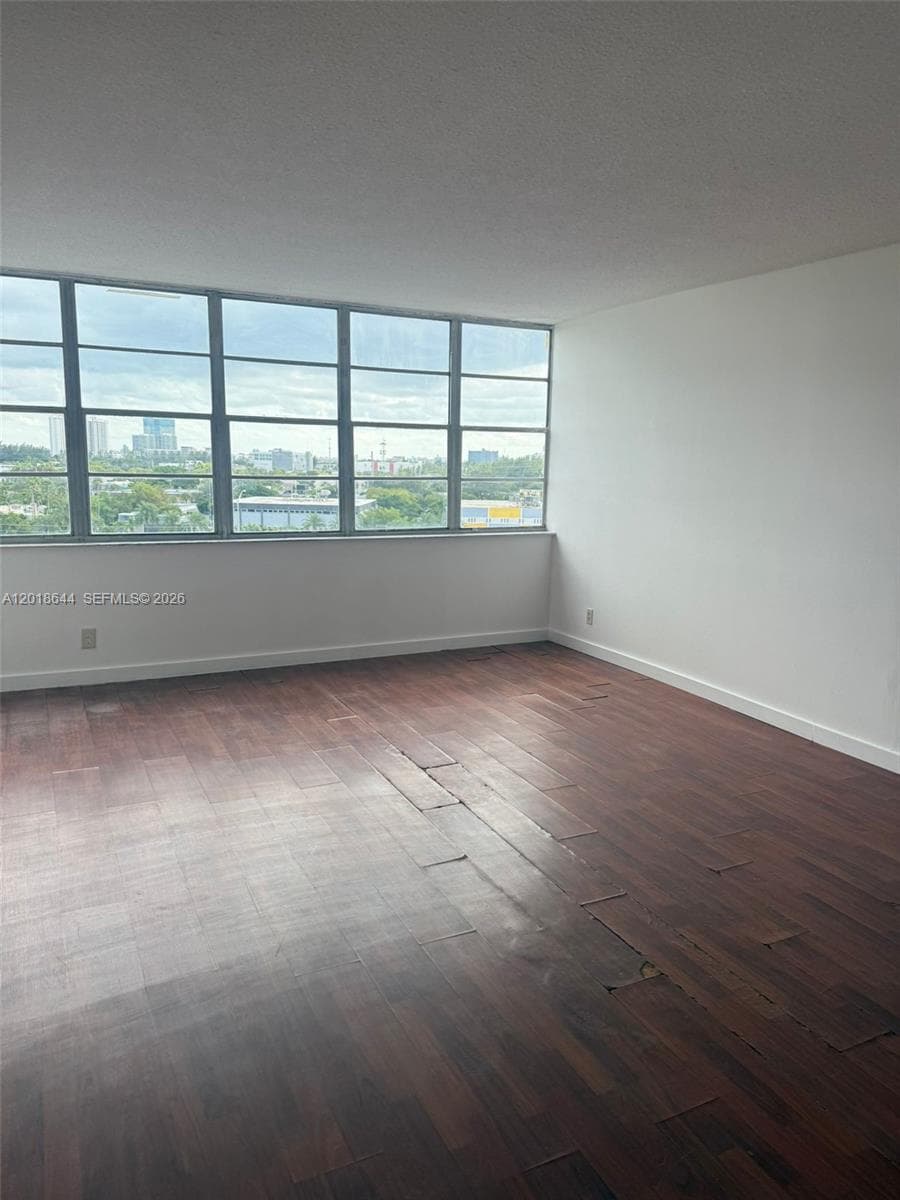 2025 164th St 818 photo 10
