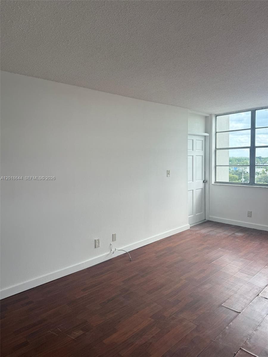 2025 164th St 818 photo 18