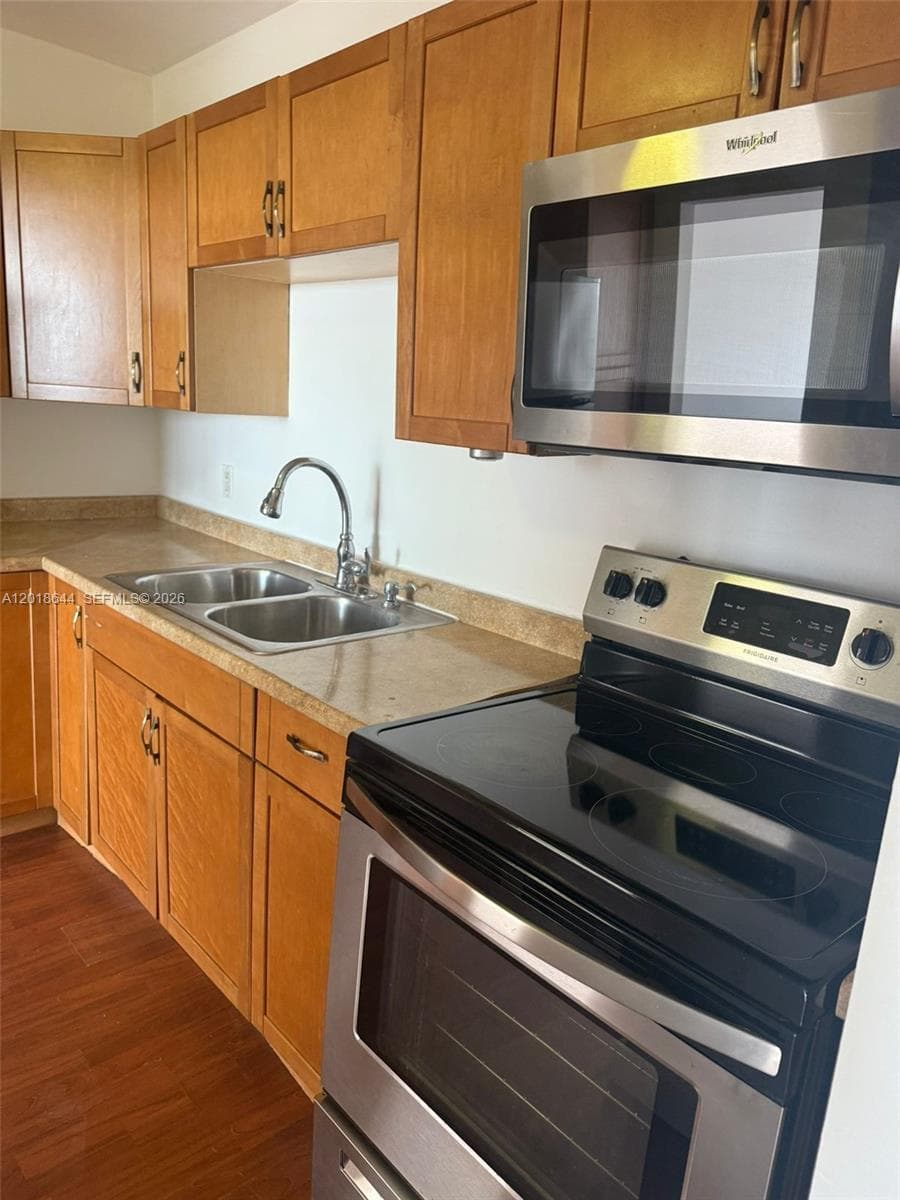 2025 164th St 818 photo 15