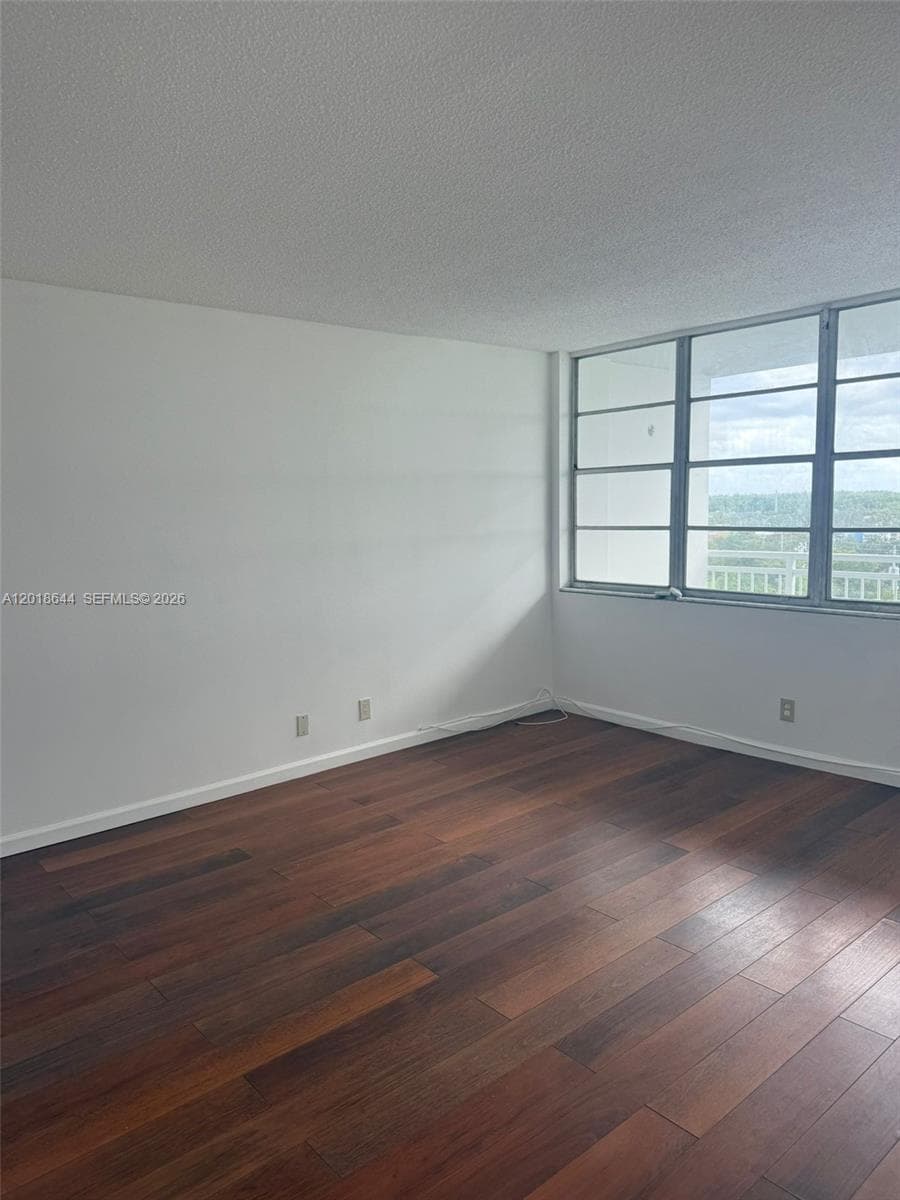 2025 164th St 818 photo 11