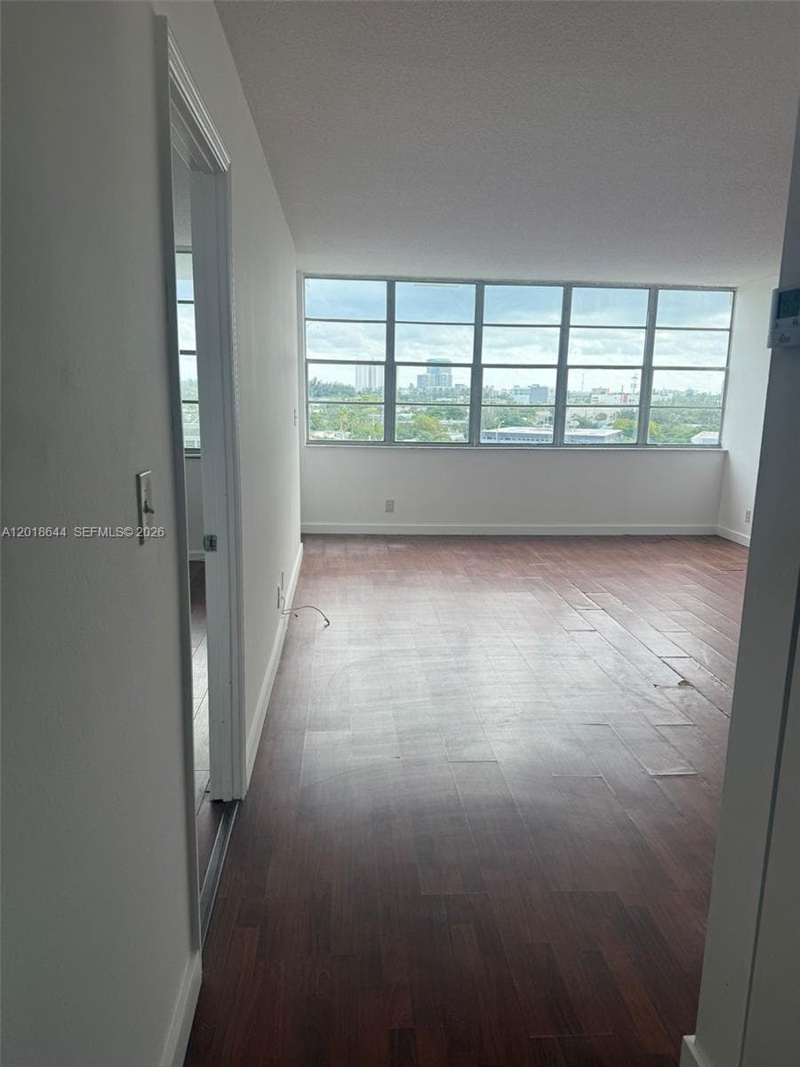 2025 164th St 818 photo 4