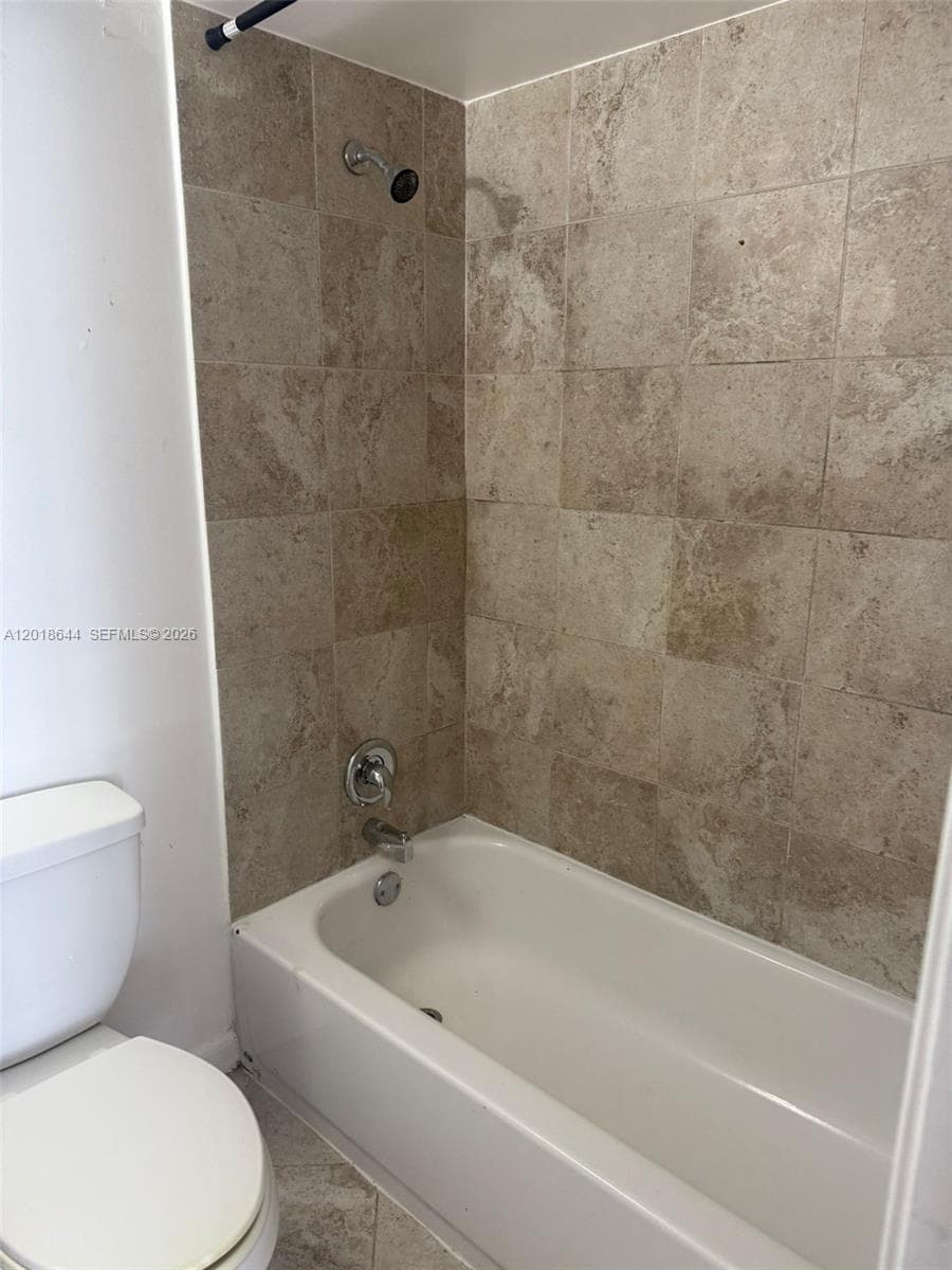 2025 164th St 818 photo 8