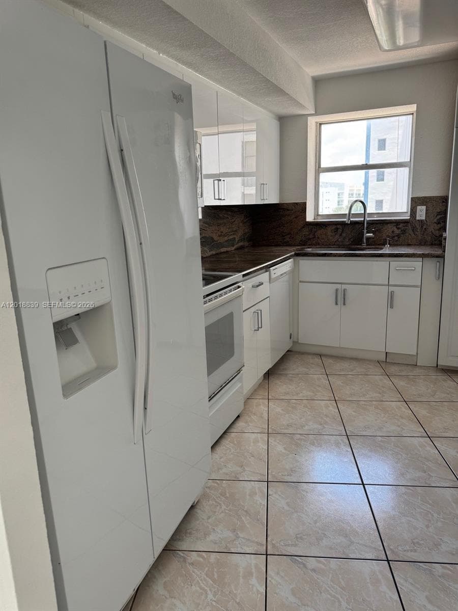 6039 COLLINS AV 537 photo 2