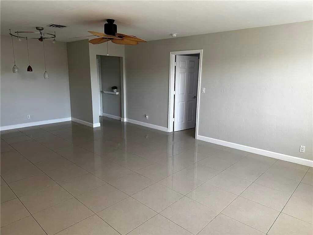 105 S Riverside Drive 303 photo 17