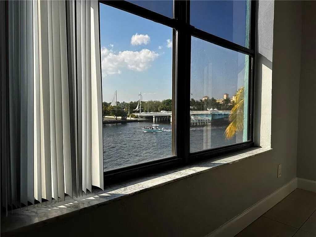 105 S Riverside Drive 303 photo 20
