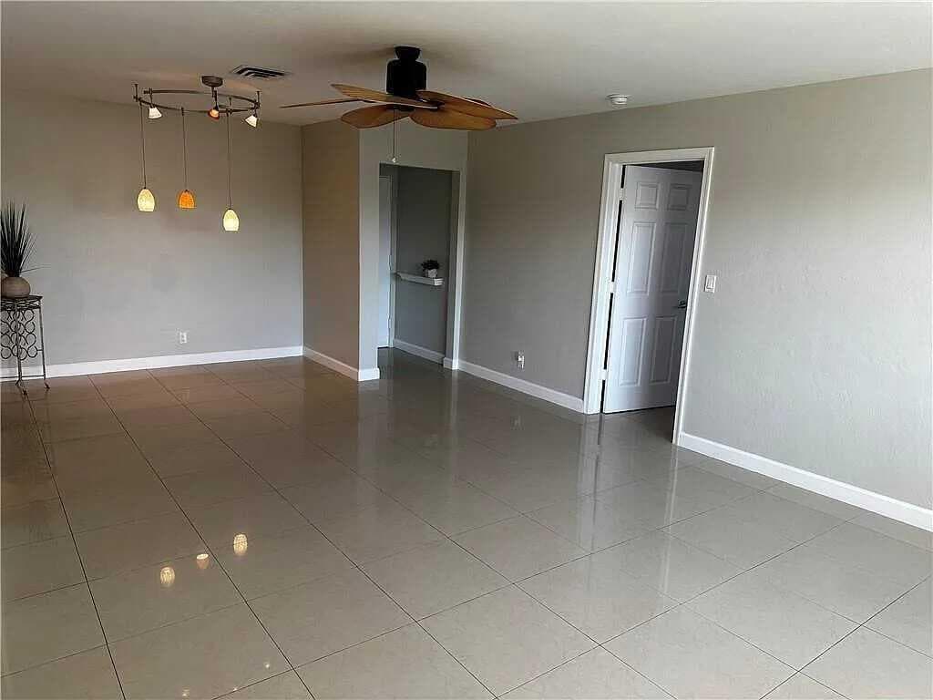 105 S Riverside Drive 303 photo 18
