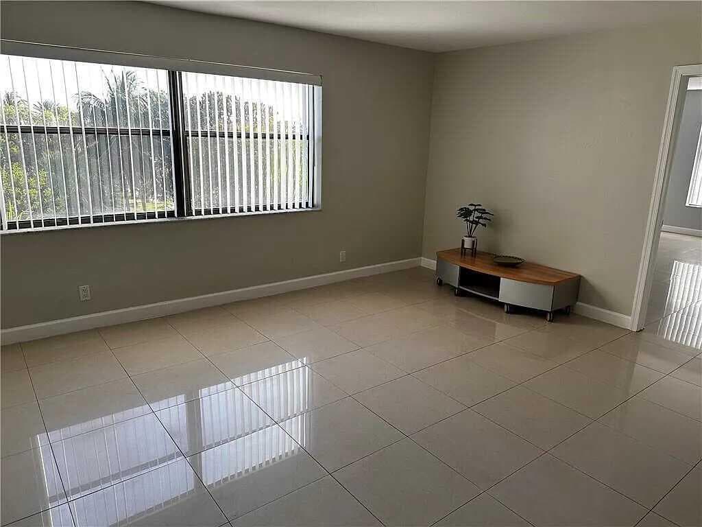 105 S Riverside Drive 303 photo 19