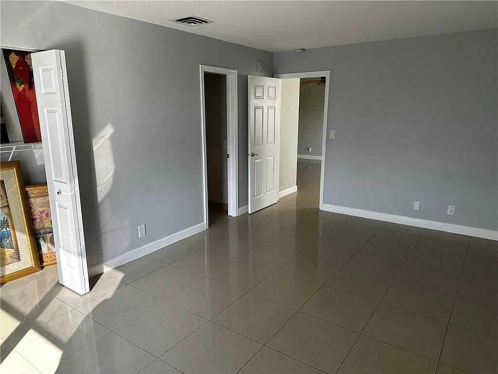 105 S Riverside Drive 303 photo 25