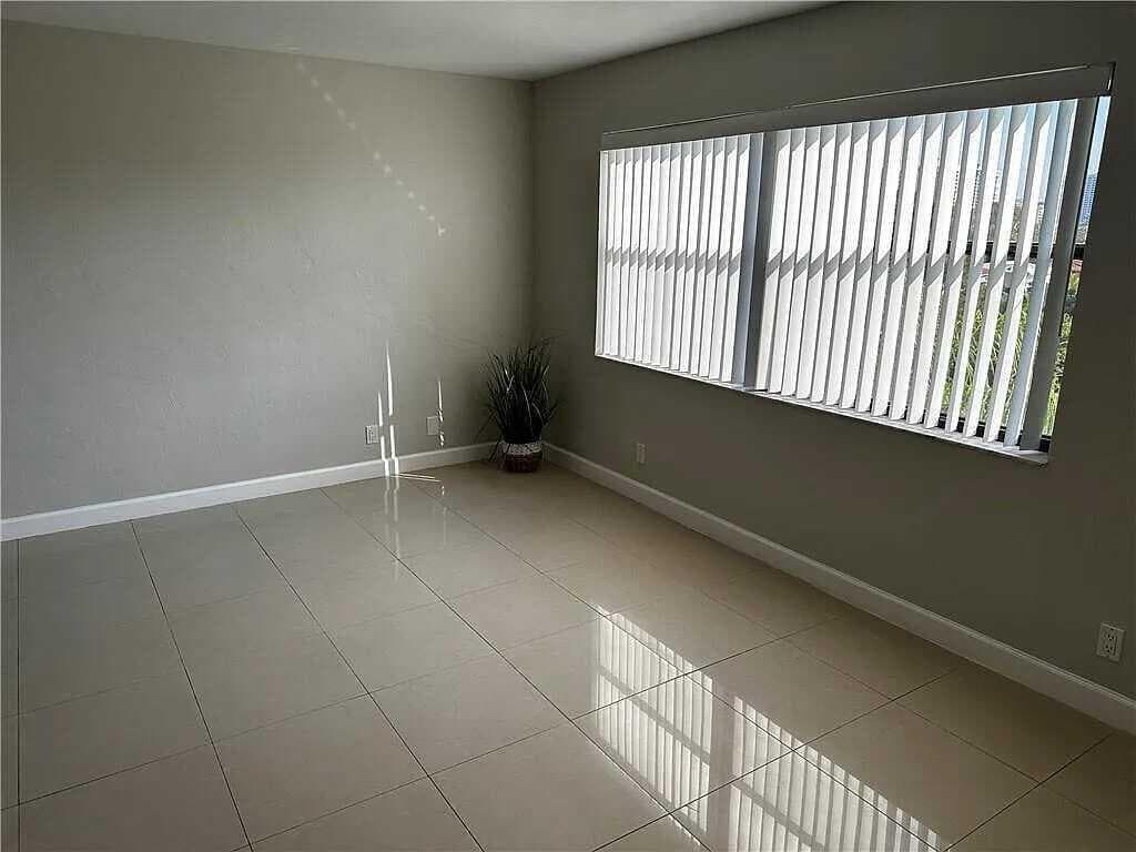 105 S Riverside Drive 303 photo 21