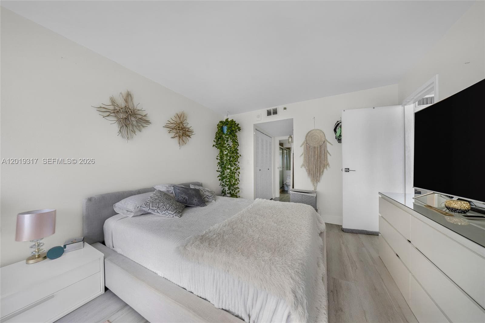7601 E Treasure Dr 923 photo 13