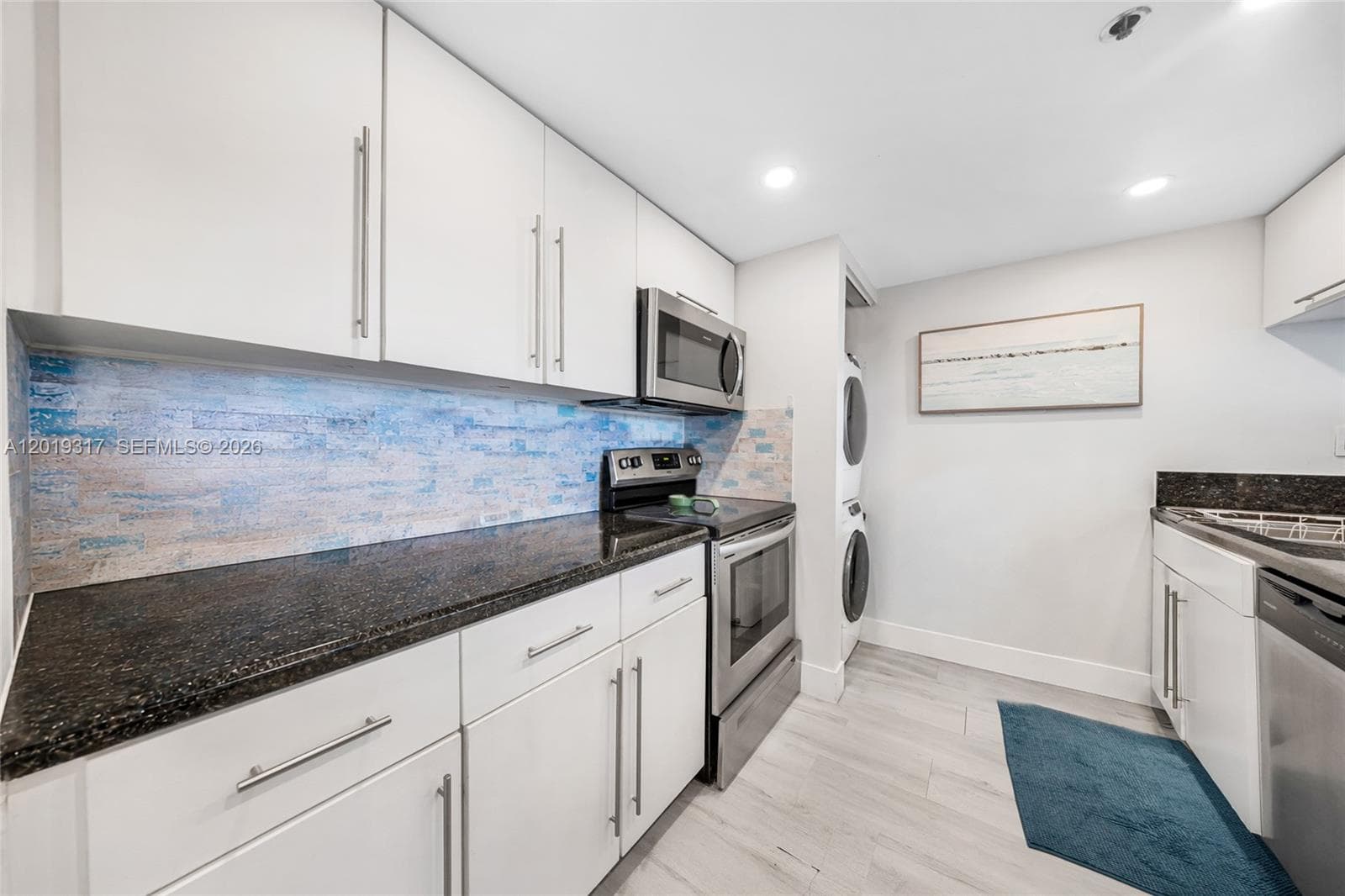7601 E Treasure Dr 923 photo 8