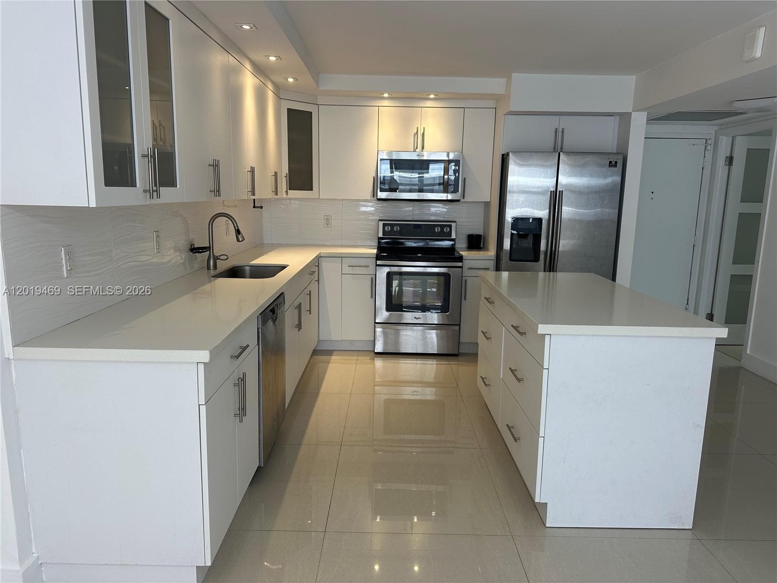 6039 Collins Ave 1221 photo 3