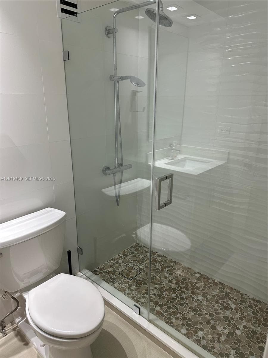6039 Collins Ave 1221 photo 10