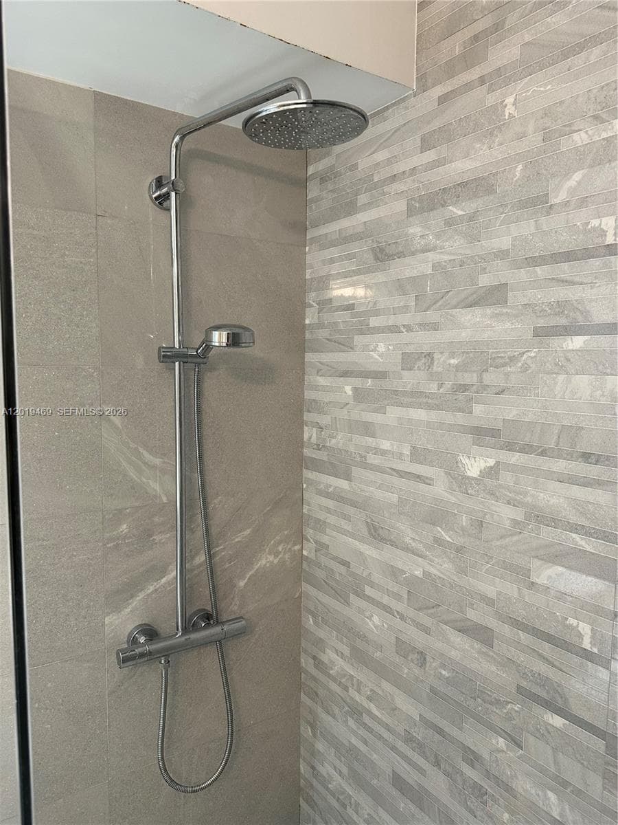 6039 Collins Ave 1221 photo 14