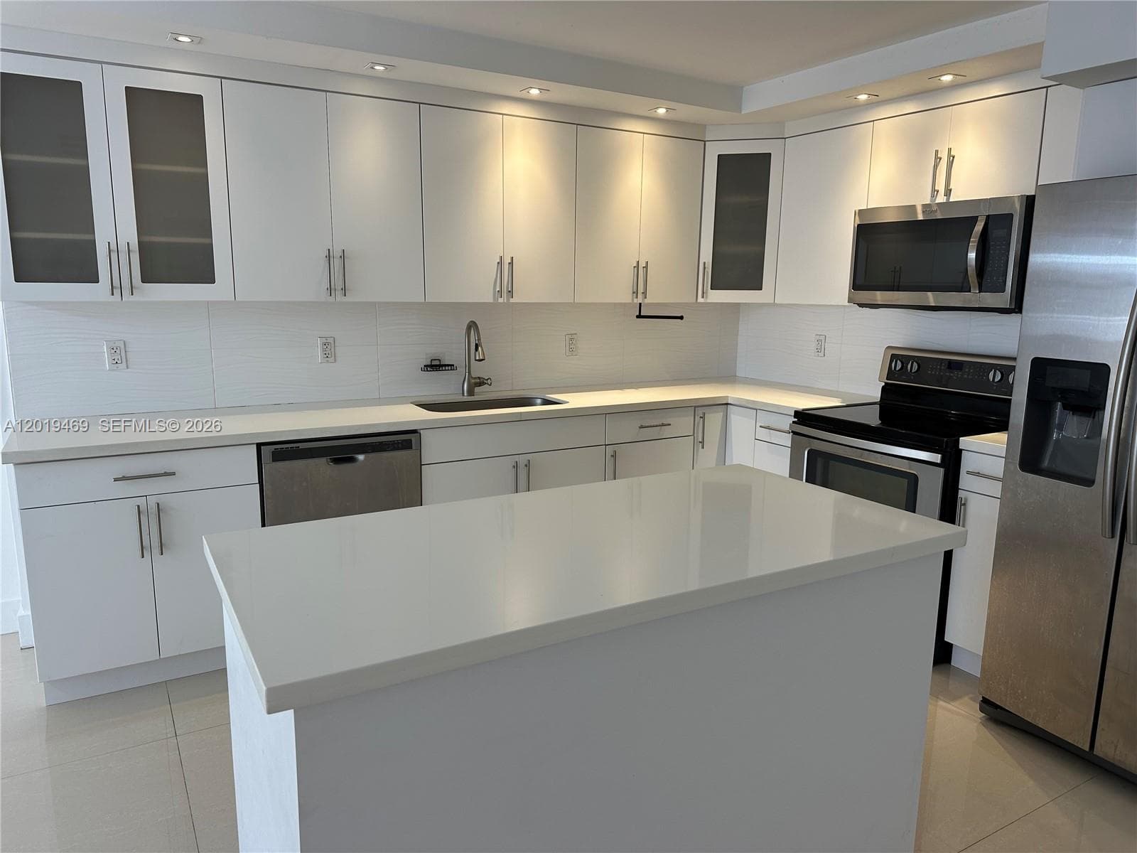 6039 Collins Ave 1221 photo 4