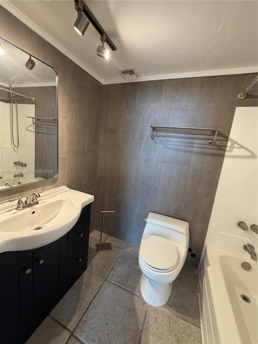 2350 135th St 1110 photo 17