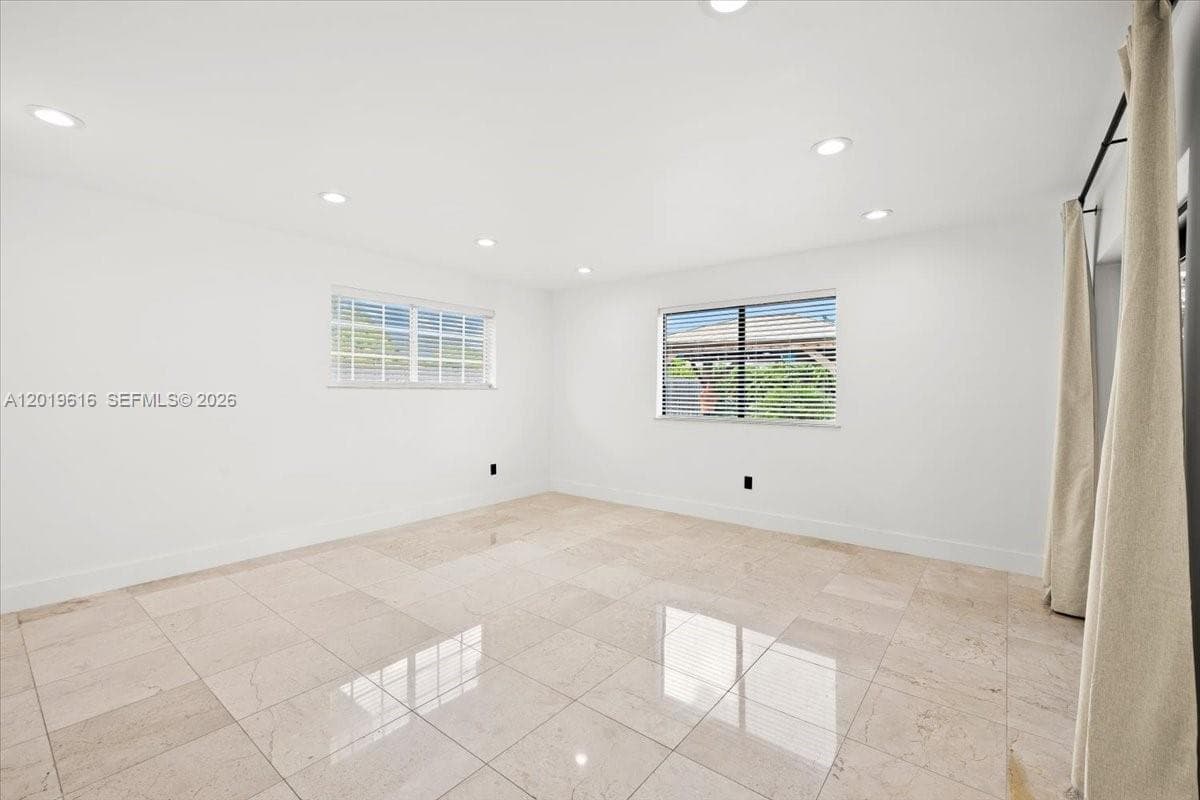 2400 NE 195th St 2400 photo 14