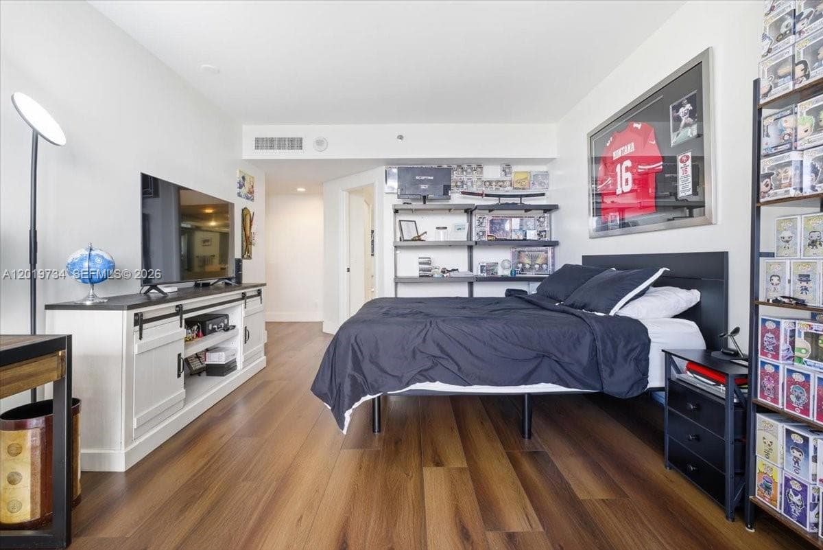 3000 Island Blvd 2802 photo 17
