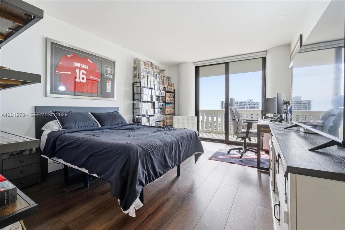 3000 Island Blvd 2802 photo 16