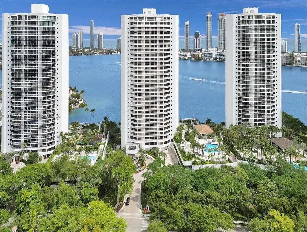 3000 Island Blvd 2802 photo 1