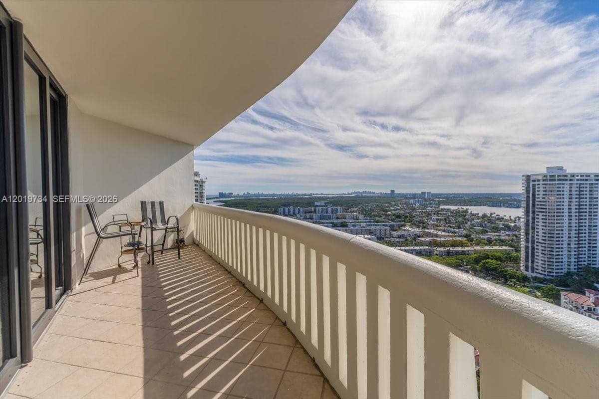 3000 Island Blvd 2802 photo 20